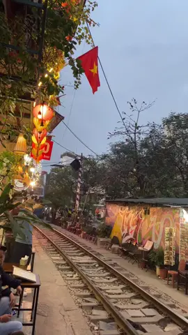 Cà Phê đường tàu vẫn là 1 cái gì đó đặc biệt ở phố Hà Nội #vanchuyenduongsat #vanchuyenhanghoa #vietrail 