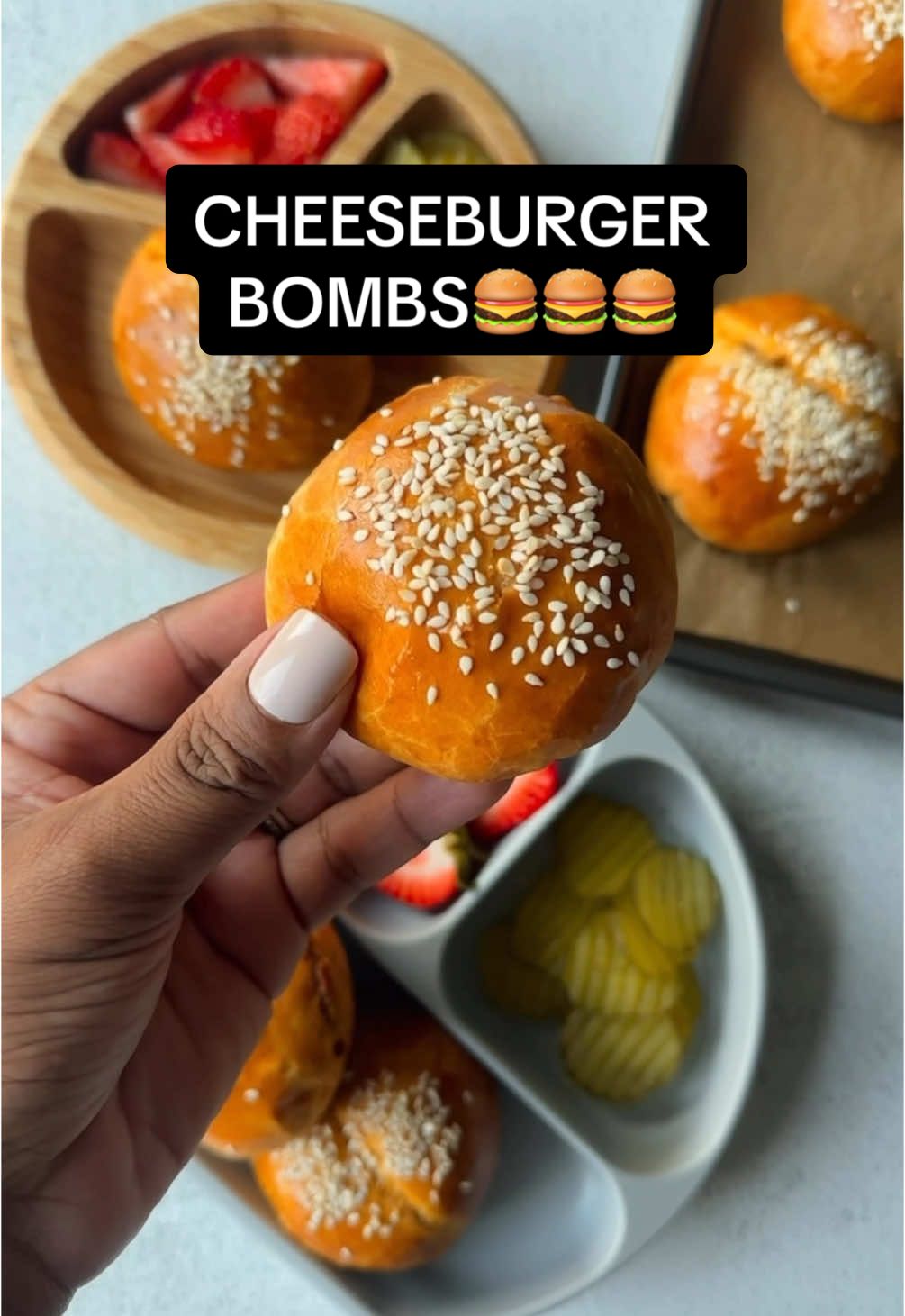 CHEESEBURGER BOMBS🍔 If your kids struggle with eating a burger without all the fillings sliding out, these little burger bombs are the perfect way to enjoy them mess-free (or at least a little less messy😅) RECIPE:  feedingtinybellies.com/cheeseburger-bombs