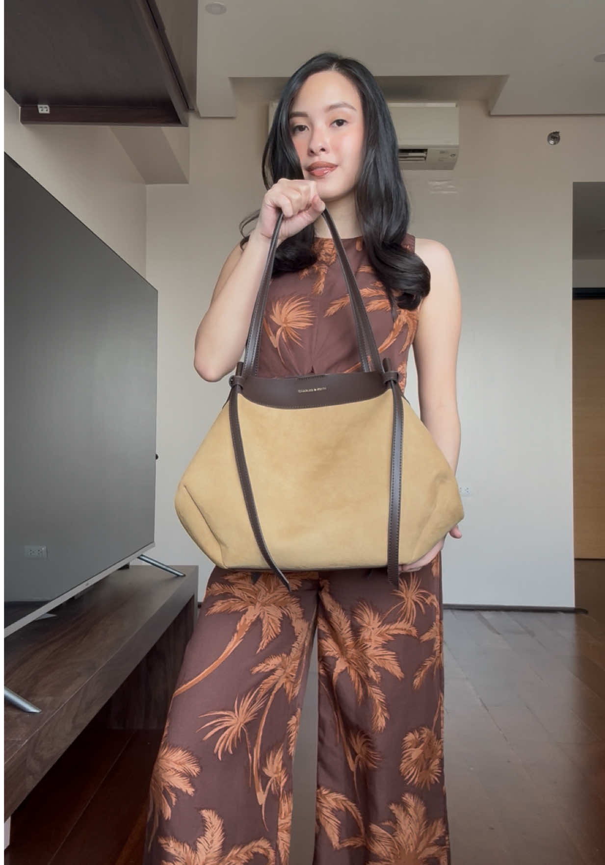 2025 CHARLES & KEITH promo code (international):  💫 COMAMBHQ10-YKSL5X9WDV 💫  valid for: • min. spend: $120 SGD / $90 USD (or your local currency equivalent) • regular-priced items only • valid in: Singapore, Philippines, US, UK, Australia, Canada, Europe, Malaysia, New Zealand, AND MANY MORE COUNTRIES 🤍 • valid until Dec 31, 2025 promo code 2025: COMAMBHQ10-YKSL5X9WDV 🤎 this is the Calla Tote Bag in Sahara Sand  please send me a message on IG if the CHARLES & KEITH code doesn’t work so I can help you out! ✨🫶🏻  #besttotebag #totebag #creatorsearchinsights #outfitideas #OOTD 