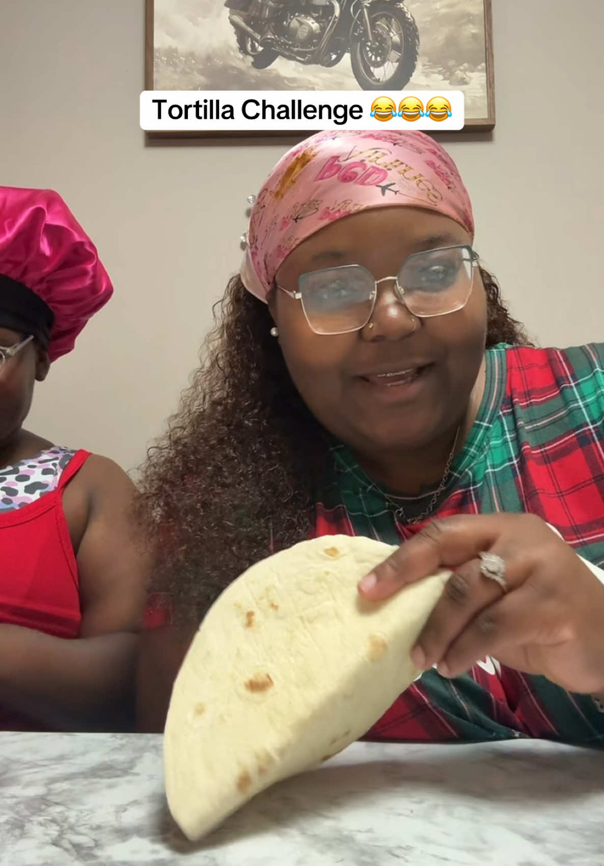 A little fun before bed 😂😂😂 @SZAFAN🖤🤏🏾🫧🫧 #TortillaTrend #funny #trynottolaughtiktoktv #motherdaughter 