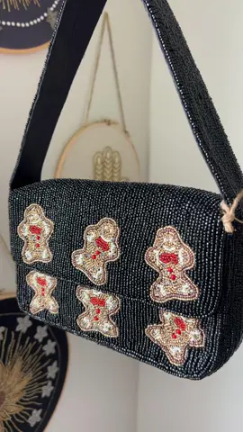 the gingerbread beaded bag is here & I'm obsessed ♥️🎄 #beadedbag #tjmaxx #tjmaxxshopping #personalshopper #maxxinista 