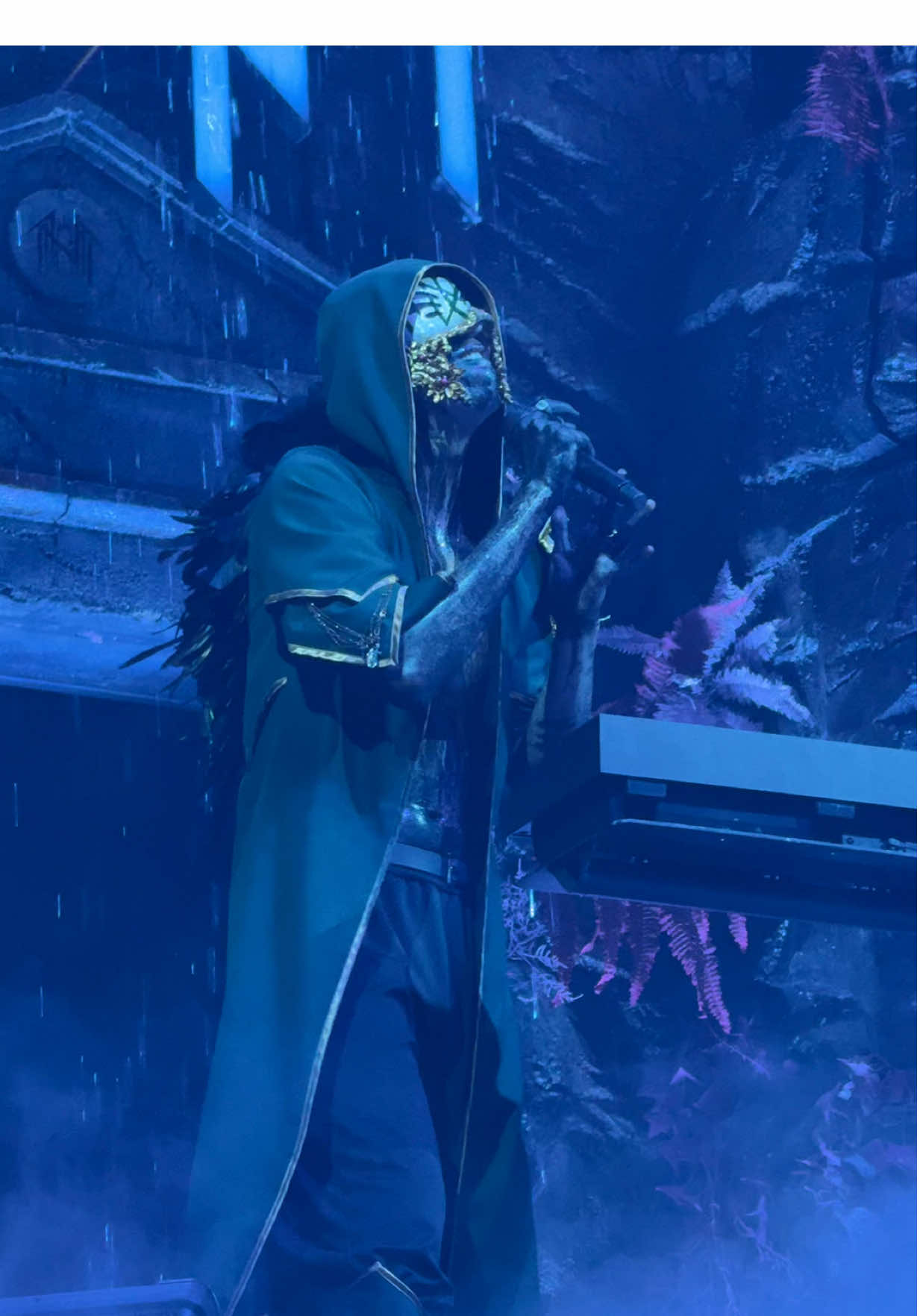 Beautiful Rain. I love watching him sing and play piano. 🥰 #sleeptokenband #sleeptoken #eveninarcadiatour #vessel #sleeptokenworship 
