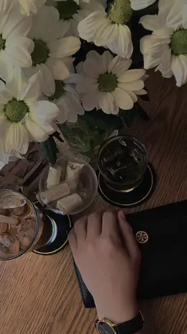 ​Gặp gỡ là duyên, nhưng chạm thấu được nhau mới là phép màu ngọt ngào nhất. ​Giữa vạn người lướt qua, có những tâm hồn ta chẳng cần tìm kiếm, chẳng cần gượng ép, chỉ một ánh mắt, một câu nói đã thấy lòng mình dịu lại. Đó là khi ta được là chính mình trọn vẹn. ​Tình yêu hay tình bạn, chỉ cần chạm đến tầng sâu của sự đồng điệu—nơi hai trái tim cùng nhịp đập chân thật—sẽ trở nên ấm áp và có sức mạnh chữa lành hơn bất cứ điều gì. ​Đó chính là sự kết nối tinh tế nhất: không cần lời nói, chỉ cần thấu hiểu. #trikỷ #saigon #hanoi #bìnhyên #xuhuong 