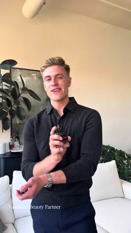 I change my scents each season like I change my wardrobe. @Valentino.Beauty Uomo Born in Roma is my fall staple. 🍂 #valentinobeautypartner #borninroma #fragrance