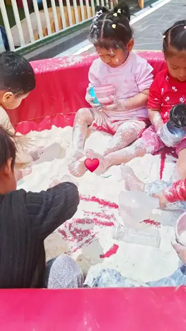 Harina + niños = Maestra feliz 🥰✨️🧚🏻‍♀️👑  #maestra #actividadesinfantiles #sensorial #niños #kinder 