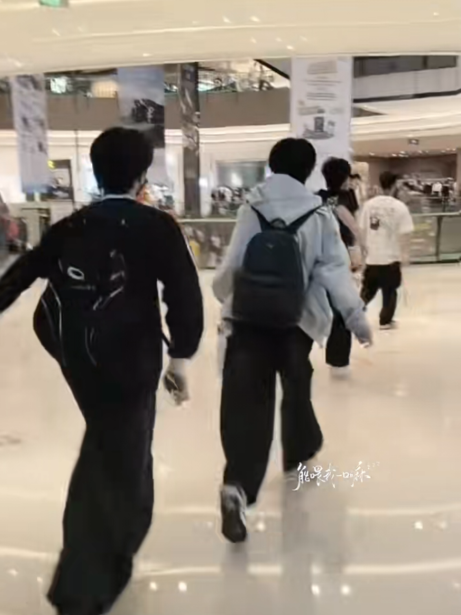 kemarin ada yg ke mall nih🫣 chensihan, yangbowen, zhanghanrui, zuoqihan, wanglujie, chenjunming, nieweichen, zhangguiyuan cr. di vt #tffamily_4th_generation #tffamily🇨🇳💫 #tffamily #zuoqihan 