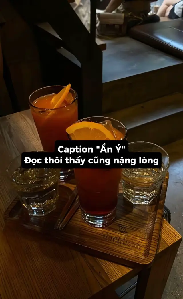 Sau những ngày miệt mài cố chấp rằng em hạnh phúc, bản thân em lại thấy buồn và cô đơn hơn. Mình quen nhau bao lâu rồi nhỉ? Đã 5 năm trôi qua, vậy mà nhắm đôi mắt lại, em cứ nghĩ là chuyện của hôm qua. Nhưng sao hôm nay, sau mọi nỗ lực, em lại cảm thấy quá sức? Đến việc thở cũng cảm thấy quá nặng nề? Có phải như lời anh vẫn nói, tất cả chỉ là thử thách để đo lòng người xem cuối cùng ai mới là kẻ chiến thắng. Hôm nay em muốn thua cuộc một lần. Cứ cố gắng gồng tỏ ra mạnh mẽ trong thời gian qua khiến em thấy mỏi mệt quá. Qua những thăng trầm, em cố đứng vững bằng chính đôi chân, tự nhủ với lòng rằng ngày mai mọi thứ sẽ trở nên tốt đẹp hơn. Giá như ngày đó em chạy cùng dòng với những con người thường nhật, thì có lẽ hôm nay em không phải một mình. Vì em muốn sống khác đi, không muốn bị hòa lẫn với bao con người phía kia nên đi ngược dòng rồi tự gồng mình nếm trải ngọt bùi của cuộc sống. Nhìn lại cả chặng đường năm năm cùng với anh, em thấy nhẹ nhàng lắm. Nhưng anh à hôm nay em mệt rồi, em không còn biết chắc mình có đủ sức cùng anh bước đi, để nắm lấy tay anh nữa không. Em xin lỗi, có lẽ như vậy là quá đủ. Em năm nay 28, cái tuổi không còn bồng bột, ngây dại. Em không còn nhiều thời gian để đợi chờ anh. Thời gian qua em một mình gồng người gánh những tổn thương. Sao hôm nay, tỉnh giấc em thấy chẳng có gì trên đời này là giá trị. Có chăng giá trị cũng chỉ do người ta tạo nên, phá hủy một giây là quá dễ dàng. Ngày đôi mươi, em cười nói với anh: Em chẳng sợ ngày mai, vì có thế nào em cũng sẽ cứng cỏi vượt qua. Nhưng, bây giờ ngay giờ phút này đây. Em rất sợ, sợ nếu ngày mai đến, chông chênh quá em biết liệu có nên đứng vững thêm một lần? #TikTokAwardsVN #buông_tâm_trạng💔😔 #xuhongtiktok #saigon 