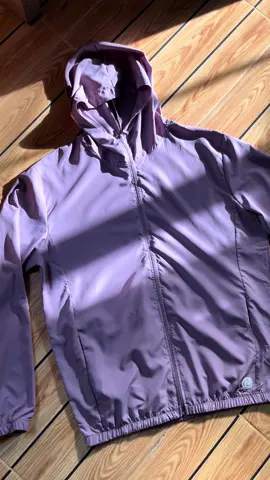 perfect to kasi malapit na naman ang rainy season #inspi #windbreaker #windbreakerjacket #tiktokmademebuyit #budolfinds 