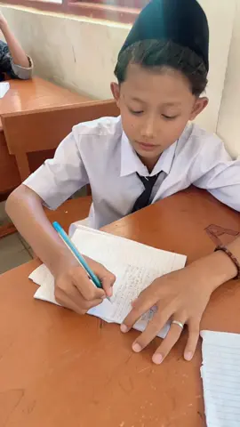 Insya Alloh nanti ketika sudah lulus, ada yg menjadi ulama ada yg menjadi dokter, ada yg menjadi polisi, ada yang menjadi TNI, Amin 