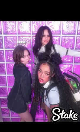 Jenna and Emma in the teddy bear machine 😍💖 #wednesday#jennaortega   #emmamyers#edit#fyp  thank you guys for 40.7k Legends🥹💖