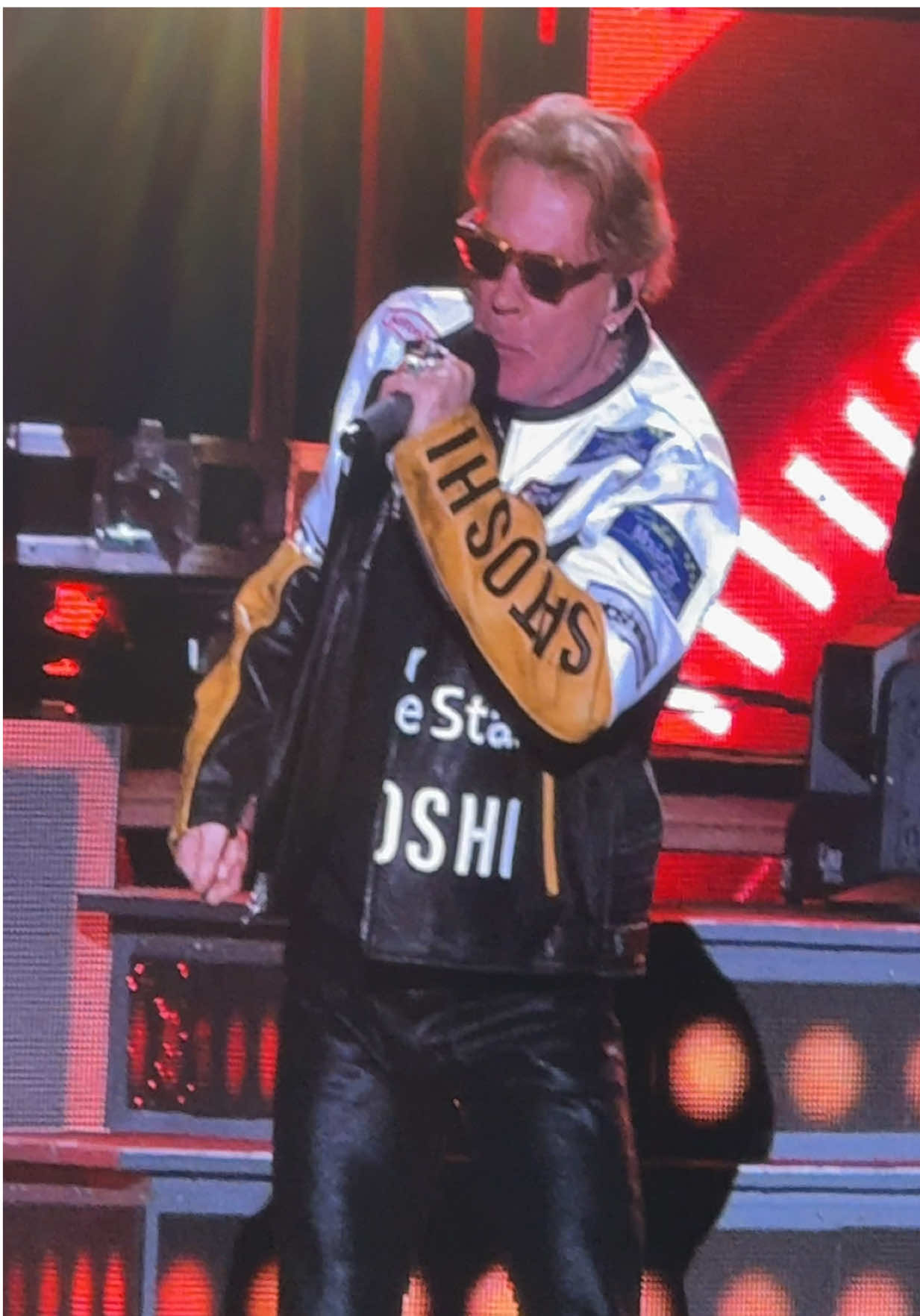 Así inicia el show de Guns N’ Roses en el Vive Claro de Bogotá con Welcome to the Jungle 🤘🤘🤘 #gunsnroses #welcometothejungle
