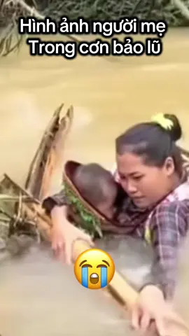 Hình ảnh người mẹ trong cơn bão lũ #hai8x #bảo #baolu #baobuloi #me 