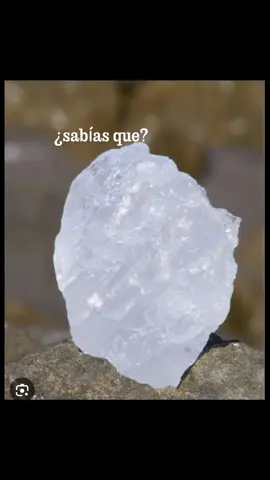 🧿 PIEDRA DE ALUMBRE La guardiana silenciosa de la limpieza y la protección 𓁿 Elemento: Tierra 𓆃 Chakra: Raíz y campo áurico en general ☽ Color: Transparente o blanco cristalino 🧼 Propiedades mágicas y espirituales: • Neutraliza energías densas y bloqueos psíquicos • Se utiliza para detectar o limpiar mal de ojo • Protege el cuerpo energético en limpias y baños rituales • Ayuda a cerrar fugas energéticas y reforzar el campo áurico • También actúa como purificador físico (desodorante natural y antiséptico) 🌬️ Usos rituales o cotidianos: • Frota suavemente el alumbre sobre el cuerpo para detectar o limpiar “daños” • Puedes disolverla en agua para baños de descarga o protección • Deja un trozo bajo la cama si sientes energías pesadas al dormir • Colócala junto a otras piedras protectoras para potenciar su efecto 🌀 Limpieza y carga: • Déjala en agua con sal y luego al sol de la mañana • También puedes pasarla por humo de ruda o copal • No la combines con humedad constante o se disolverá: úsala con cuidado 💬 Frase para tu grimorio: “Lo invisible se limpia, lo denso se disuelve. Con el alumbre, recupero mi fuerza, cierro mi energía, y regreso a mí.” En el ámbito espiritual, la piedra de alumbre (también conocida como alumbre de roca) se utiliza principalmente para purificar, proteger y equilibrar energías. Se cree que absorbe energías negativas, promueve la paz y facilita la estabilidad financiera.  En detalle: Purificación: Se utiliza en rituales, baños y limpias para eliminar energías negativas y limpiar espacios de contaminación espiritual.  Protección: Se considera un amuleto protector contra energías dañinas y envidias.  Equilibrio energético: Se cree que ayuda a equilibrar las energías de un espacio o persona, promoviendo la armonía y el bienestar.  Feng Shui: En el Feng Shui, se usa para atraer la riqueza y la prosperidad, combinándola con otros elementos como el romero.  Religión Yoruba: Se asocia con Olokun, el Orisha del mar y la riqueza, y se utiliza en rituales y baños sagrados.  Creencias hindúes: En el Vastu Shastra, se considera que purifica las energías negativas y mejora la estabilidad financiera.  Además de estos usos espirituales, la piedra de alumbre también tiene propiedades cosméticas y medicinales. Es astringente, antiséptica y antiinflamatoria, y se utiliza en productos de cuidado personal como desodorantes y aftershave.  El alumbre es una piedra que además de servir como cuarzo de protección, también te ayudará a limpiar la energía de tu hogar y a atraer el amor. #conexionespiritual #espiritualidad #SomosMagia #brujasdetiktok #bruja 