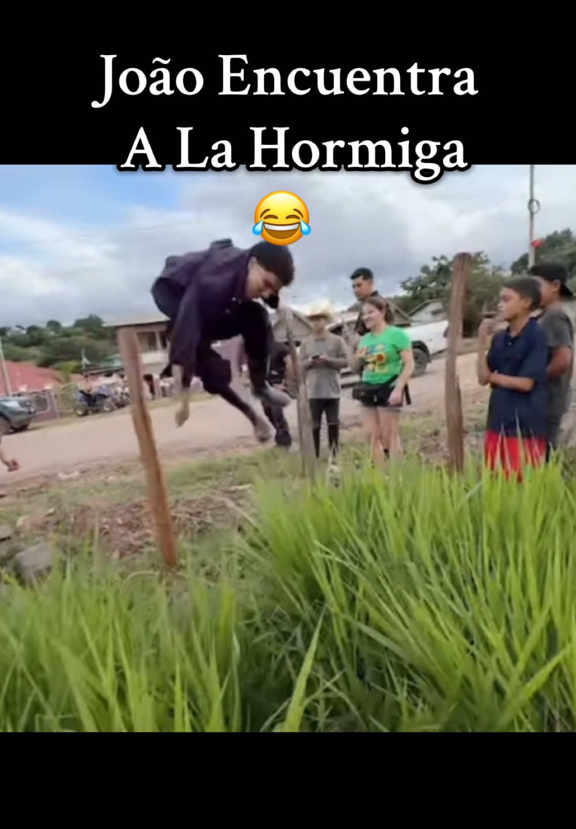 João Y La Hormiga 😂 #joaoferreira #duelodeeditoresjf #honduras #gallina #supremo @João Ferreira 