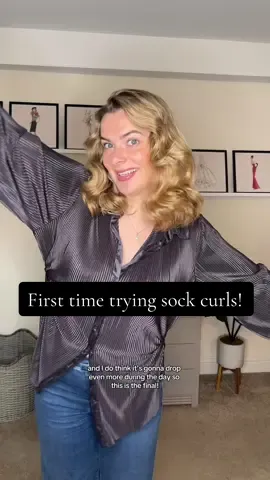 How did I do for my first try at sock curls?? 👀 I’m SHOCKED with how good these heatless curls came out!! And the volume?? It stayed all day! If you’re looking for a comfortable overnight heatless hair style, try this 💁‍♀️ A few tips ✨ Have your hair slightly damp. Like 90% dry! ✨ If you have layers, use 4 socks instead of 2 ✨ Don’t leave any space when you’re wrapping your curls, you want them tight! Comment below if you want a full tutorial!! • • • #sockcurls #heatlesshair #heatlesshairstyle #easyhairtutorial #creatorsearchinsights 