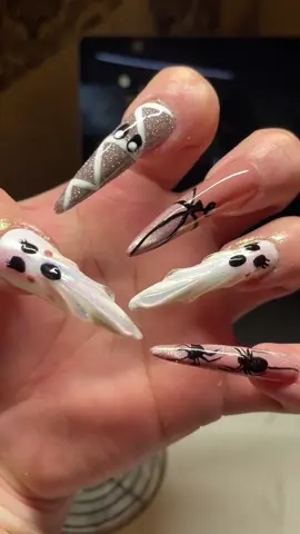 Freestyle 👻💅🏽🤏🏼🤏🏼🤏🏼🤍 #halloweennails #nails #uñas 