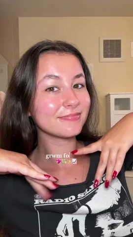 good morning!! I’ve been loving dwts recently! who’s your fav couple? mine is either Alix and Val or Mark and Whitney! @skinsmart_antimicrobial @The Ordinary @Bubble Skincare @Olehenriksen @Summer Fridays @Dove Beauty & Personal Care @Sol de Janeiro Inc #skincare #grwm #grwmroutine #skincareroutine #morningskincare 