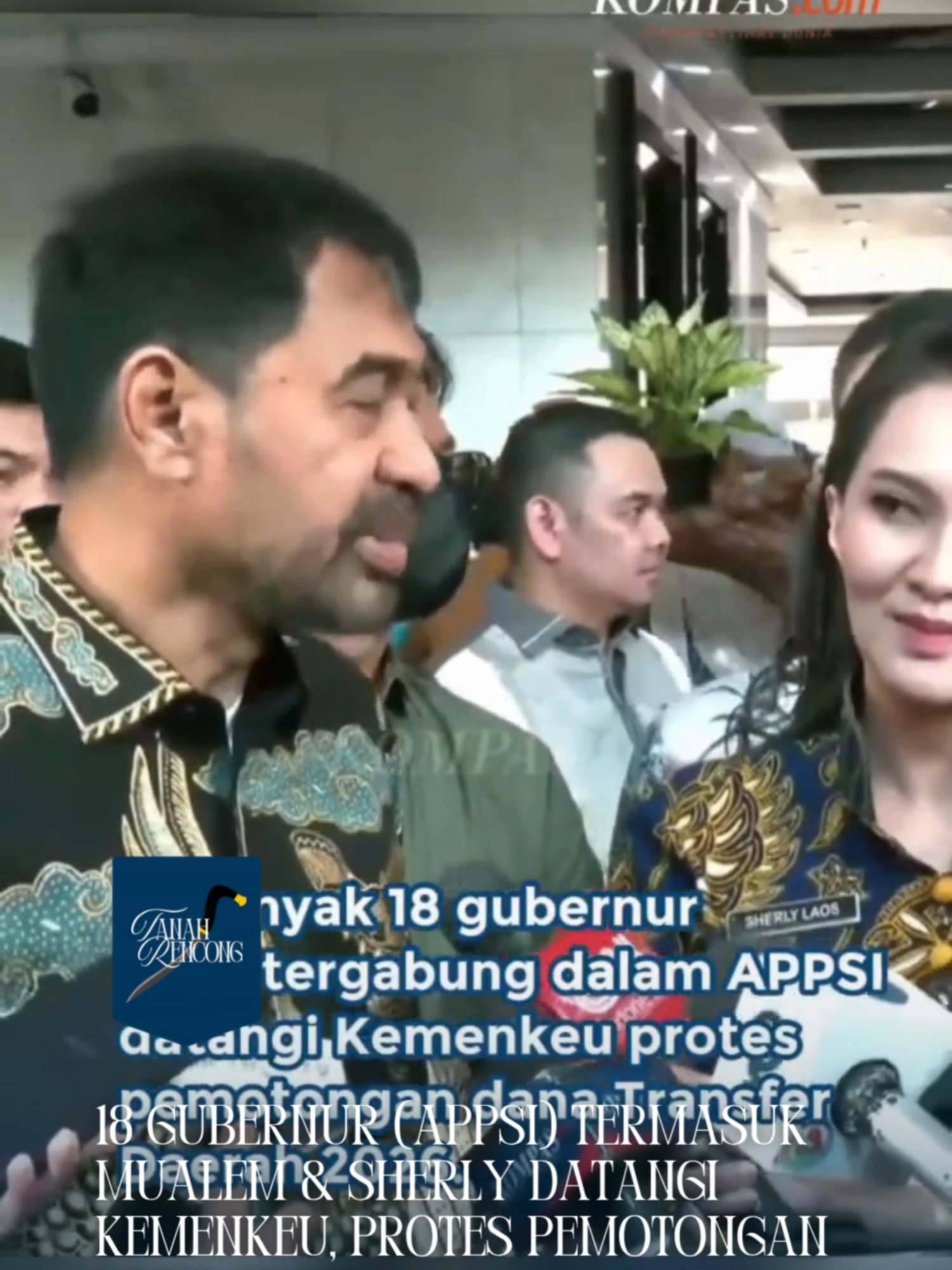 Jakarta, 8 Oktober 2025 – Sebanyak 18 gubernur yang tergabung dalam Asosiasi Pemerintah Provinsi Seluruh Indonesia (APPSI) mendatangi Kantor Kementerian Keuangan di Jakarta pada Selasa (7/10/2025) untuk menyampaikan protes keras terhadap rencana pemotongan dana transfer ke daerah (TKD) pada tahun anggaran 2026. Kunjungan ini dipicu oleh kebijakan pemerintah pusat yang memotong anggaran TKD secara signifikan, yang dikhawatirkan akan menghambat pembangunan infrastruktur di daerah serta menyulitkan pemerintah provinsi dalam membiayai gaji aparatur sipil negara (ASN), khususnya tenaga Pegawai Pemerintah dengan Perjanjian Kerja (PPPK). Para gubernur menilai pemotongan ini tidak hanya menekan roda ekonomi lokal, tetapi juga mengancam stabilitas keuangan daerah di tengah tantangan pasca-pandemi dan transisi energi. Dalam pertemuan dengan Menteri Keuangan Purbaya Yudha, para kepala daerah menyuarakan kekhawatiran mereka secara bergantian. Gubernur Maluku Utara, Sherly Tjoanda, menyoroti bahwa provinsinya mengalami pemotongan hingga Rp3,5 triliun, dari pagu Rp10 triliun pada 2025 menjadi hanya Rp6,7 triliun pada 2026. 