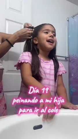 Día 19 peinando a mi hija para ir al colegio ✨👌🏻👧🏻💖 Hoy quería dos colas con trenzas cruzadas y dos moñitos 🎀 #peinadosfacilesyrapidos #peinadosparaniña #hairstyleideas #backtoschool #backtoschoolhairstyles 