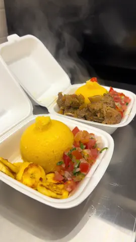 Oxente, se um já é bom, imagina dois arretados juntos! 🌽🔥 De um lado o Cuscuz Danado de Bom, do outro o Cuscuz Maria Bonita — é sabor, tradição e amor pelo Nordeste no mesmo prato! 💃🕺 Aqui o povo bota pra respeitar o sabor arretado da Mulé Arretada! 😍💛 Vem provar e me diz: qual desses é o teu preferido? 👇 #omelhorcuscuznordestinodecolombo #cuscuz #explore #mulearretada #nordeste 