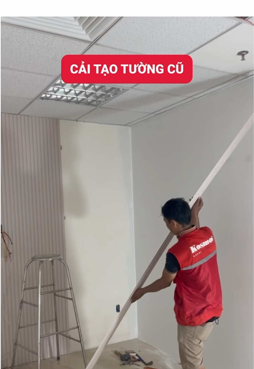 Cải tạo vách phòng họp bằng tấm lam sóng nhựa cực dễ #kosmosvietnam #kimhoakosmos #tamkosmos #tamoptuong 
