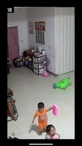 ตอนนี้ก็ยังตีพี่เหมือนเดิม เพิ่มเติมคือให้พี่สวนกลับได้เลยแม่อนุญาต 🤣🤣 แต่พี่ยังคงอดทนไม่ตีน้องกลับ เป็นพี่ต้องอดทนจริงๆ อายุห่างกัน 5 ปีแล้วจะดีก็ไม่เสมอไปนะ555 อดทนนะน้องใกล้โตแล้ว ☺️