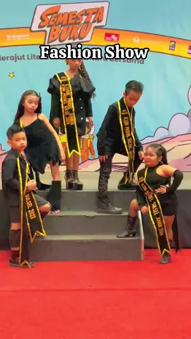Fashion show . #fashionshow #catwalk #fashiontiktok #fyppppppppppppppppppppppp #video 