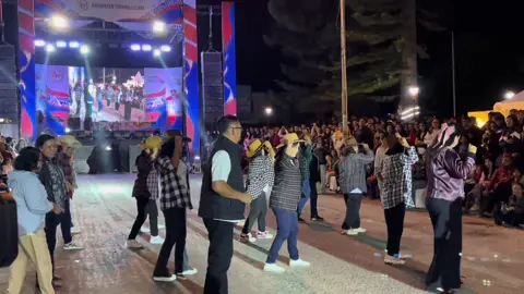 masih dalam suasana ulang tahun Tapanuli Utara, malam ini dihibur kembali oleh para kesayangan dari Bonira, dengan dance dan topi koboy yang menjadikan dance ini menjadi unik 💙💙 #tortorbatak #dance #fyp #tapanuliutara #jtp 