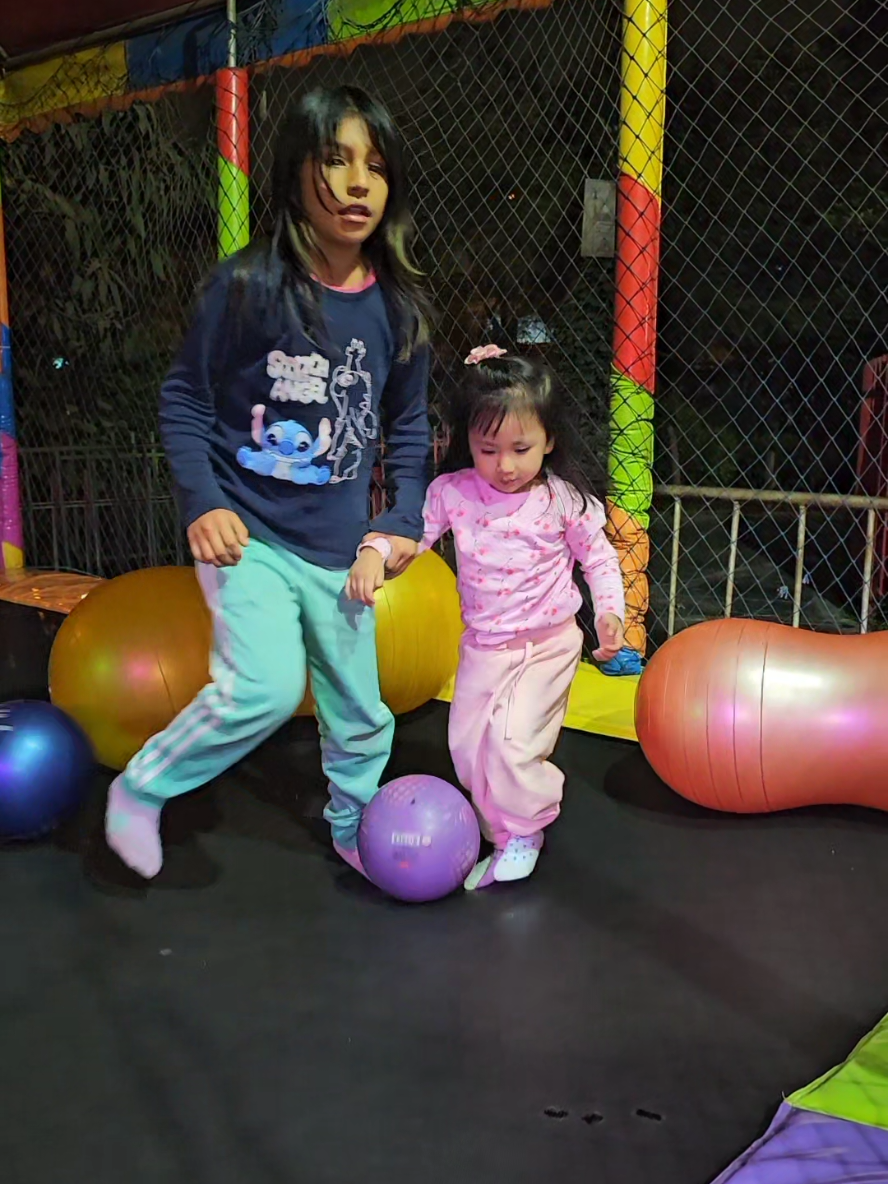 Saltando en el salta salta 💕💕#videosparaniños #niñasjugando #cancionesinfantiles #niñastiktok #videosparabebes 