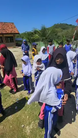 Sapudi. 8 Oktober 2025 — Suasana pagi di SDN Kalowang 5, Kecamatan Gayam, Pulau Sapudi, mendadak berubah mencekam saat bumi bergetar tiba-tiba, Selasa (8/10) pukul 09.07 WIB. Menurut data resmi BMKG, gempa bumi bermagnitudo 3,9 SR terjadi di Laut Bali, pada kedalaman 19 kilometer, dengan titik koordinat -7.36 LS dan 114.10 BT, atau berjarak sekitar 34 kilometer dari Kalowang. Gampa Susulan Terus ada Sejak 30 September 6,5 SR sampai Saat ini. #jatim #gempabumipulausapudi #viral #gempasapudi #fyp 