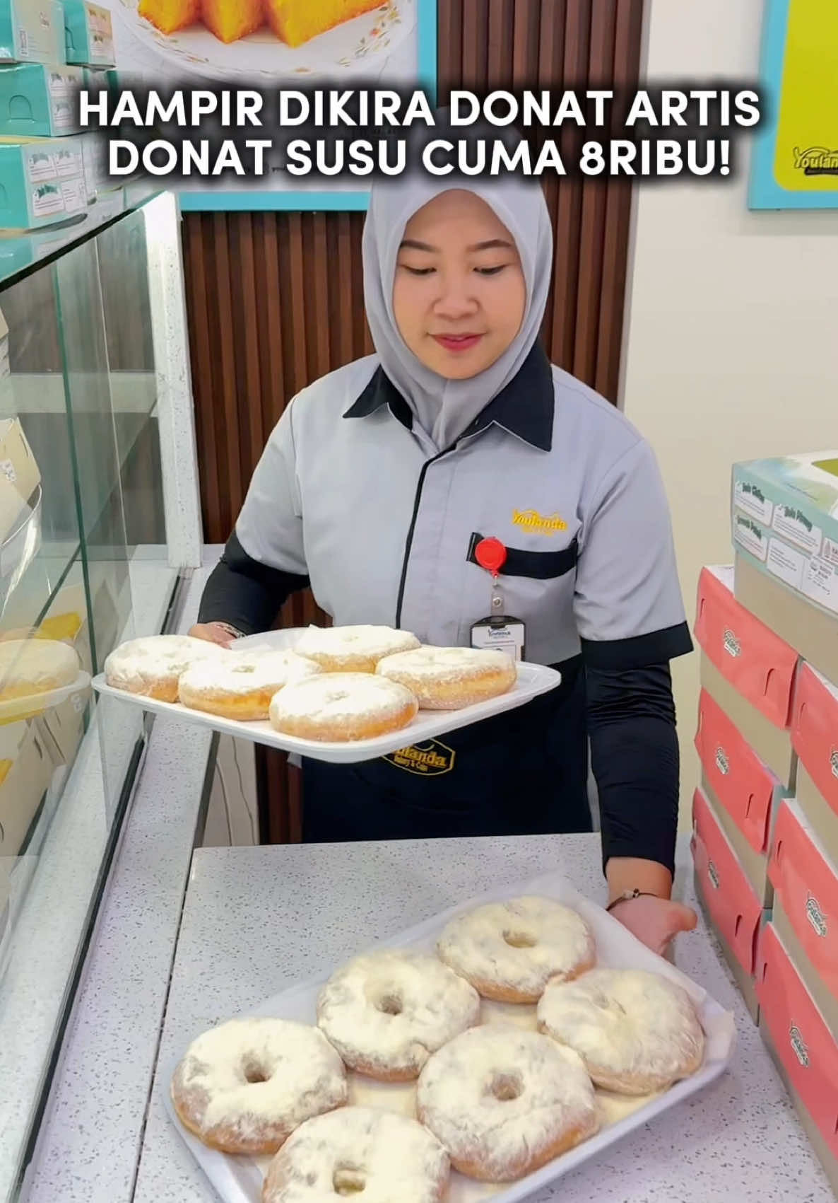 Melalak manis hari ini ke Youlanda Bakery Deli Tua 💕 Begitu masuk langsung disambut aroma roti hangat yang bikin hati adem 😭 Dari donat susu jumbo cuma 8 ribu, bika ambon legit, brownies ketan keju, sampe roti sobek warna-warni — semuanya lembut, fresh, dan HALAL 100% 💚 Tempatnya bersih, luas, adem ber-AC, pelayanannya juga ramah dan cepat bikin betah jajan lama-lama 😍 Pokoknya surganya pecinta roti, cake, dan snack manis! 📍 Youlanda Bakery Deli Tua Jl. Besar Deli Tua Km 11 No.6–7, Kedai Durian (udah punya 25 cabang di seluruh Sumut loh!) _______________________________  👀 Disclaimer: Ini bukan review, ini SEPILL! Cocok: Alhamdulillah. Gak cocok: mungkin selera kita beda, usah pala merajuk baya 🤭 Pasukan Engkol! Gasskan teross! Follow juga: Tiktok, Youtube & Facebook: @minboss_kuliner untuk informasi rekomendasi kuliner, hiburan, liburan & jalan-jalan Indonesia 💛 #minbosskuliner #kulinerdelitua  #kulinerdeliserdang #pasukanengkol #kulinermedan                                