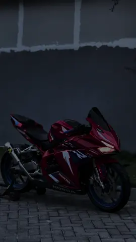 Bissmillahhirrahmanirrahim For sale :  HONDA CBR 250RR Red racing Tipe ABS 3 Riding mode ✅ comfort ✅ sport ✅ sport+  Tahun 2017 Surat lengkap : ✅ stnk ✅ bpkb Plat Jatim Bonus acc terpasang : ✅ winshild smoke ✅ knapot arrow ✅ handgrip domino ✅ barend ✅ mirror blank ✅ frameslider ✅ ban depan corsa ✅ ban belakang corsa ✅ velg repaint blue  Dll Rp.37.900.000 Kondisi mesin segel siapp gass !! Bagi yang berminat silahkan tlp / wa : 085335717199 Lok waru Sidoarjo #jualcbr250rr #jualcbr250rrsurabaya #jualcbr250rrsidoarjo #jualcbr250rrmalang  #050garage 