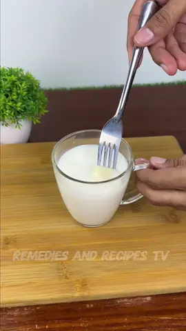 The garlic with warm milk secret is going viral because many say it supports digestion and gives a natural cleansing sensation. An ancestral remedy that’s easy to try. 💙 #NaturalRelief #homeremedies #wellnesstips #fyp 