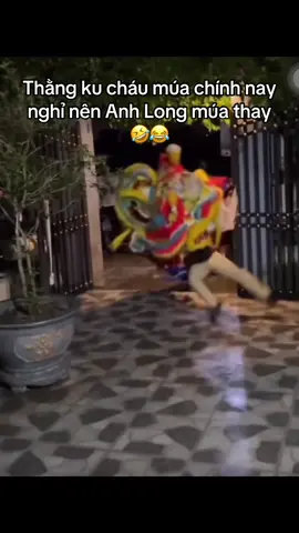 Thằng ku cháu múa chính nay nghỉ nên Anh Long múa thay🤣😂 Chắc a cũng làm vài sị rồi nên vầy 