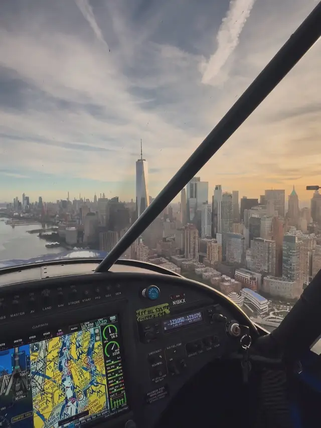 Was nice to take the Carbon Cub up the Hudson and it not take hours. Wild that we can do this without talking to Air Traffic Control #pilot #nyc #aviation 