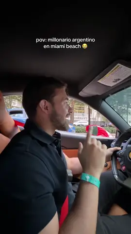 cantaba esto arriba de un ferrari 😭