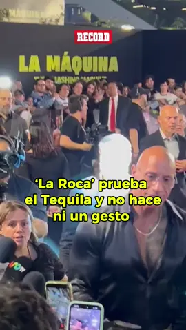 ALAAAA 🥵🔥  ‘La Roca’ llega a México, le dan un vaso con Tequila y ojito con su cara. 😳  📹 @myt_guzman 