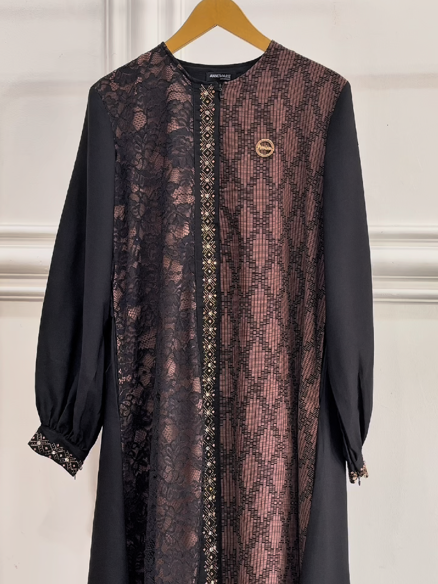 Tampil anggun dan elegan dengan Namera Lace — perpaduan hitam dan maroon yang memancarkan kemewahan serta keanggunan di setiap langkahmu. 🌹 Cocok untuk acara formal maupun harian bergaya mewah. 💫 🛍️ Dapatkan sekarang sebelum kehabisan dan rasakan pesonanya! ○ matt :  ● Premium Lace ● Lionel Ricie ● kain crepe ○ LD fit 110 | PB fit 140 ○ Zipper Dada (Busui Akses) ○ Zipper lengan (Wudu Friendly)  #fypシ #Amorebyruby #pasartanahabang #pasartasik #khususgrosir 