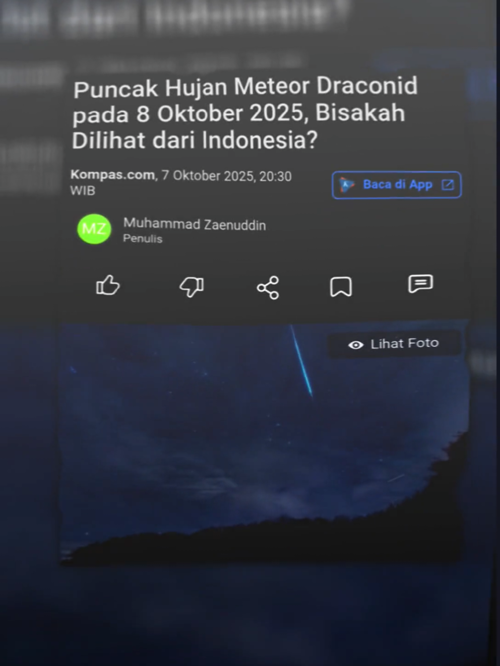 Hujan Meteor Malam Ini: Kilauan Singkat yang Membelah Langit Liputan Malam Ini Langit malam ini berpotensi menyajikan pertunjukan alam yang memukau: hujan meteor Draconid. Meskipun bukan hujan meteor yang spektakuler seperti Perseid atau Geminid, fenomena ini tetap menarik perhatian pengamat langit. Menurut para ahli, puncak pertunjukan Draconid diprediksi terjadi malam ini, dan menjadi kesempatan langka bagi penggemar astronomi dari belahan Bumi utara untuk mengamati bintang jatuh.  Draconid sendiri merupakan meteor shower yang berasal dari bekas jalur komet 21P/Giacobini-Zinner. Partikel debu dan fragmen kecil dari komet ini memasuki atmosfer Bumi dan terbakar, menciptakan streak cahaya cepat di langit malam.  Namun, ada kabar yang menarik: tahun ini prediksi menunjukkan kemungkinan outburst (ledakan aktivitas) dimana jumlah meteor dapat meningkat jauh melebihi rata-rata, meskipun sebagian besar akan sangat redup, sebagian besar hanya dapat dideteksi dengan menggunakan radar atau peralatan observasi khusus.  #meteorshower #fenomenaalam #infoilmu #faktaunik #fyp 