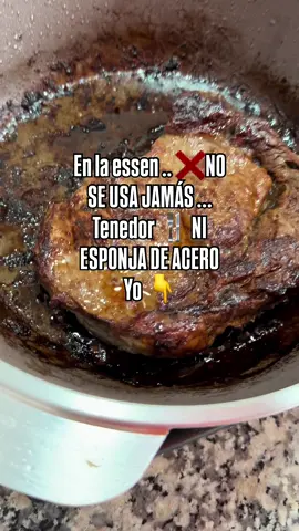 Y vos .. conocías esta línea 😉?  🍳 CARACTERÍSTICAS DESTACADAS 	•	Nueva tecnología antiadherente CERA FORTE: combina cerámica + titanio, logrando una superficie más resistente a rayaduras y manchas. 	•	Libre de PFOA y metales pesados, ideal para cocinar de forma más saludable. 	•	Cocción más rápida y pareja, gracias a su base de aluminio fundido. 	•	Fácil de limpiar, incluso con solo un papel absorbente. 	•	Diseño premium, con acabado perlado o satinado según el color. ⸻ 💪 VENTAJAS 	•	Resiste mejor los utensilios de uso diario. 	•	Ahorra tiempo y energía: se calienta rápido y conserva el calor. 	•	No necesita usar aceite o manteca en exceso. 	•	Perfecta para preparaciones dulces o saladas, obviamente sin horno .. directo en la essen !  Cuál de todas te ayudaría más en tu hogar ? 🏠 o las queres a todas jajaj ?