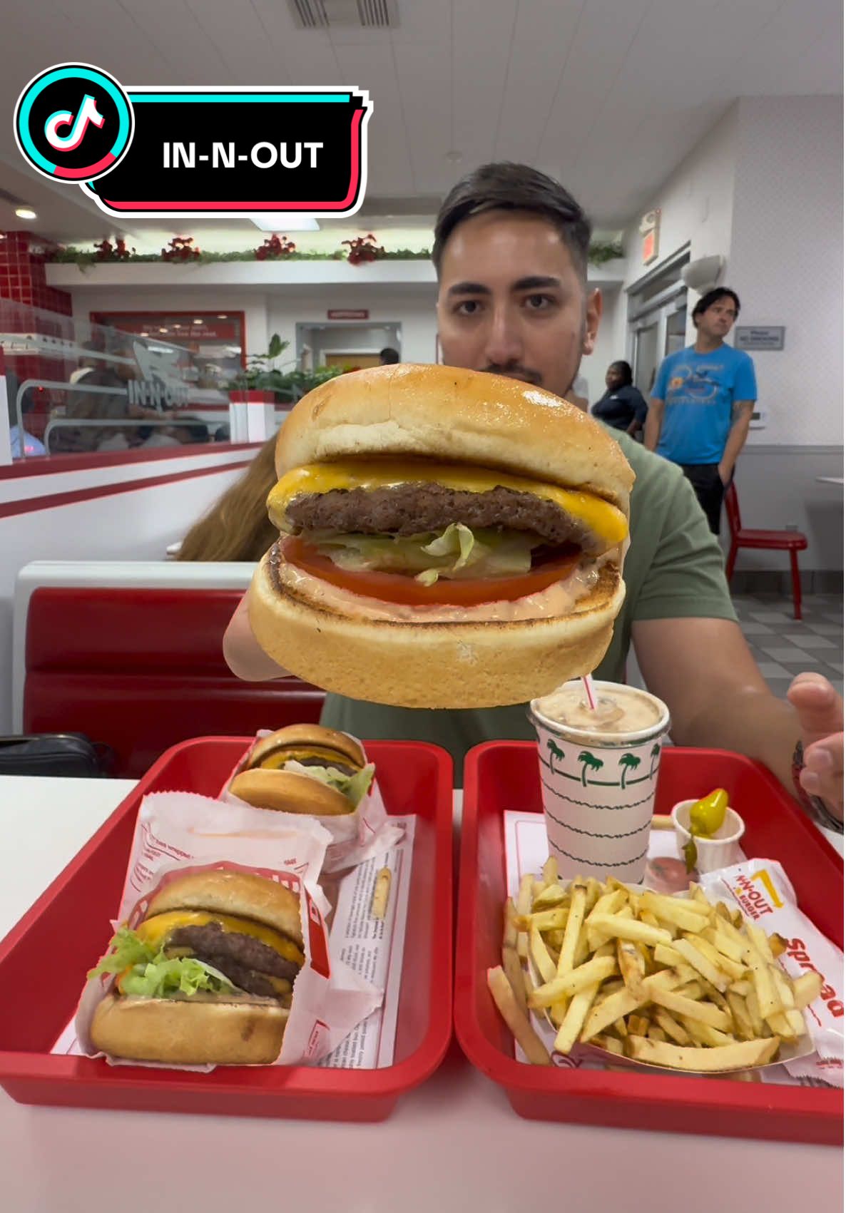 LAS HAMBURGUESAS MÁS HYPEADAS DE INTERNET Visitamos la sucursal de In-N-Out del aeropuerto de Los Ángeles. Las hamburguesas estaban bien pero no sentimos que estuvieran a la altura del hype que tienen. El precio es muy bueno eso sí. Las papas terribles y la malteada normal, peor que el promedio. Tal vez fue cosa de la sucursal pero igual estaba llena de gente. ¿Se te antoja? #innout #burger #hamburguesas #fastfood #california 