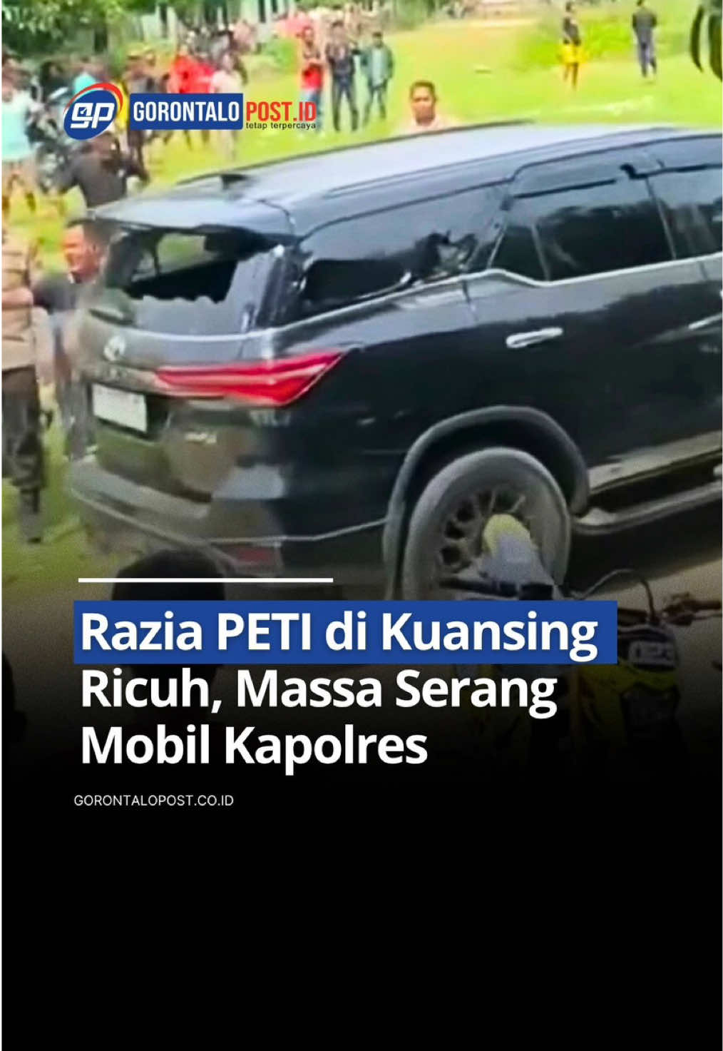 Aksi penertiban tambang emas ilegal (PETI) di Desa Pulau Bayur, Kecamatan Cerenti, Kabupaten Kuantan Singingi, Selasa (7/10), berubah ricuh. Warga yang menolak razia menghadang rombongan aparat hingga menimbulkan kekacauan. Sejumlah kendaraan dinas dirusak, sementara seorang wartawan menjadi korban pemukulan Ketegangan bermula saat aparat gabungan yang dipimpin Kapolres Kuansing AKBP Raden Ricky Pratidiningrat bersama Bupati Kuansing Suhardiman Amby tiba di lokasi tambang. Ratusan warga menghadang rombongan di jalan desa, menolak kegiatan razia tambang emas tanpa izin. Situasi memanas ketika massa mulai melempari kendaraan aparat. Mobil dinas Kapolres, Kabag Ops, dan bus Polres Kuansing menjadi sasaran amuk warga. Lemparan batu dan kayu menyebabkan kaca mobil pecah. (jpnncom) #tambangilegal #beritaviral #videoviral #trendingposts #reelsvideo #riauterkini 