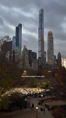 Dreaming of chilly November evenings in the city when life slows down a little 🍂⛸️ #nycfall #christmasinnewyork #centralpark #nycchristmas 