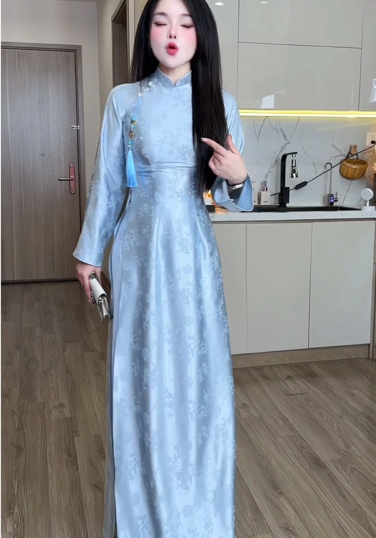 Tìm được cho chị em set áo dài vừa xinh vừa sang mà form chất đẹp mê luôn chị em mình diện đi ăn cưới này đi tiệc đi dạy Ưng hết sức #aodai #aodaivietnam #aodaitruyenthong #aodaithietke #aodaicachtan