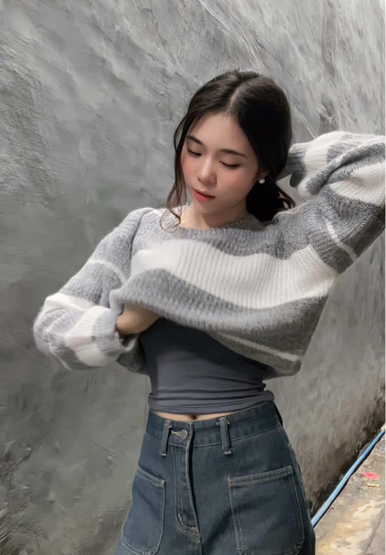 Rainy season’s back, better wear something warm like a long-sleeve top  😶‍🌫️🩶 #outfit #longsleeve #longsleevetop #cardigan #sweater #fashion #OOTD #roundnecktop #outfitrecommendation 