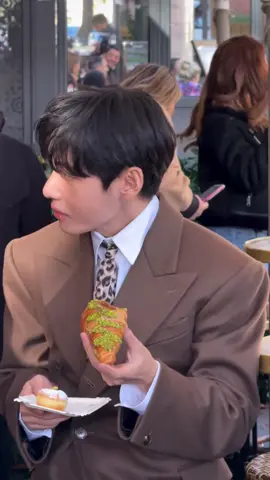 Jadi kasian liatt dia makan🥲😭 #thv #taehyung #btsarmy #foryoupage #fypシ゚ 