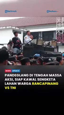 Wakil Bupati Pandeglang, Iing Andri Supriadi, menyampaikan orasi dukungan di depan ratusan warga Desa Rancapinang, Kecamatan Cimanggu, Kabupaten Pandeglang, yang menggelar aksi demonstrasi terkait sengketa lahan dengan TNI Angkatan Darat (TNI AD). Aksi demonstrasi tersebut berlangsung di depan Kantor Bupati Pandeglang, Selasa (7/10/2025). Ini merupakan kali kedua warga Rancapinang melakukan aksi serupa, setelah sebelumnya turun ke jalan pada 23 September 2025. Dalam aksinya, warga menuntut pembatalan Sertifikat Hak Pakai (SHP) Nomor 01/2012 atas tanah Rancapinang yang diduga diklaim oleh TNI AD. Baca artikel lengkapnya di tribunbanten.com Reporter : Misbahudin/Tribun Banten #BeritaPandeglang #SengketaLahanRancapinang #WakilBupatiPandeglang