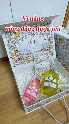 Vì nàng xứng đáng được yêu. Quà tặng sữa tắm elvawell dành tặng cho mẹ, cho vk, người yêu.... #qua20_10 #quatangnguoiyeu #quatang20_10 #suatamelvawell #suatamnuochoa 