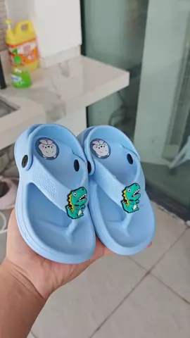 Bunda, sandal baru yang bikin si kecil makin semangat jalan! 🐻‍❄️✨ Bukan cuma ada karakter beruang putih yang menggemaskan, tapi juga KELUAR BUNYI 'KREK-KREK' LUCU setiap diinjak! Si kecil pasti ketagihan! 🎵 Didesain khusus untuk kaki mungil mereka: ✔️ Sol super empuk untuk kenyamanan sepanjang hari. ✔️ Dukungan lengkung kaki untuk tumbuh kembang yang baik. ✔️ Ukuran 20-25 (pas untuk balita dan anak-anak). ‼️ PROMO NEW STORE! Lagi bagi-bagi HARGA KENALAN yang bikin ngiler! Cuss, cek sebelum kehabisan! ➡️ Link ada di bio ya! #SandalAnakUnik #SandalBunyi #NewShop #SandalKarakterLucu #sandalberuang 