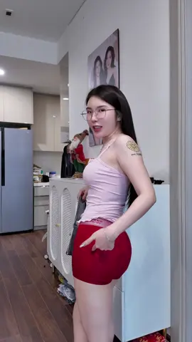 thử quần đỏ đi a